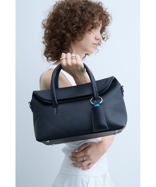 un/neu(アンノイ)の「チャーム付き2WAYフラップボストン / ペットボトル収納可(ボストンバッグ・レディース・ブラック/ブラウン・FREE)」の12枚目の写真
