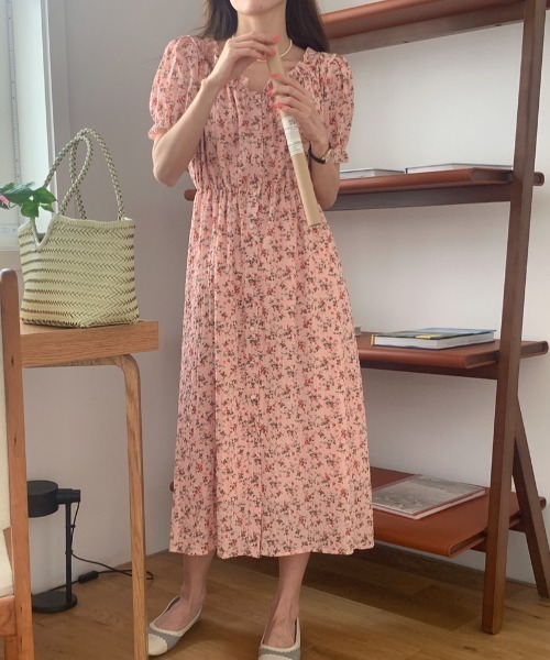 AMAJI(アマジ)の「小花柄 メロウフリル切替 フロントボタン ウエストマークワンピース(ワンピース・レディース・ライトピンク/ブラック・FREE)」の1枚目の写真