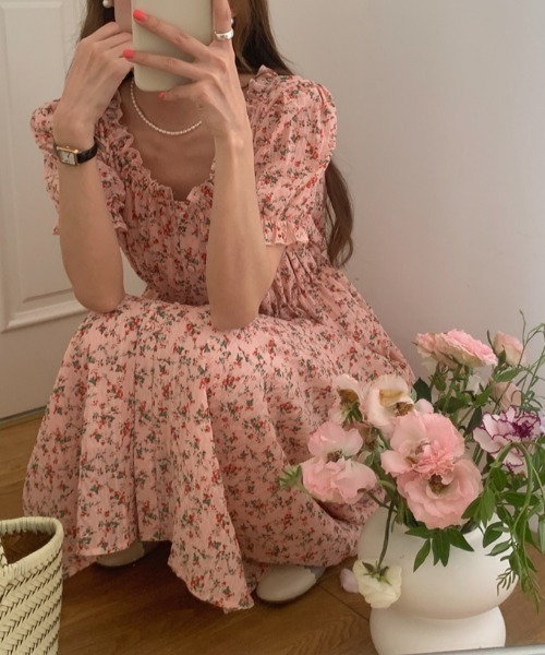 AMAJI(アマジ)の「小花柄 メロウフリル切替 フロントボタン ウエストマークワンピース(ワンピース・レディース・ライトピンク/ブラック・FREE)」の4枚目の写真