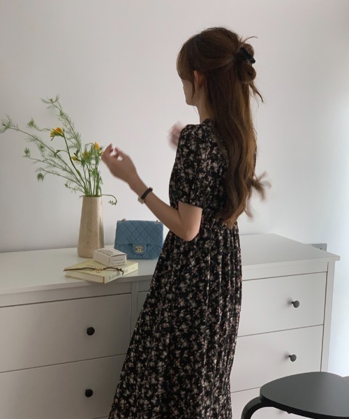 AMAJI(アマジ)の「小花柄 メロウフリル切替 フロントボタン ウエストマークワンピース(ワンピース・レディース・ライトピンク/ブラック・FREE)」の6枚目の写真
