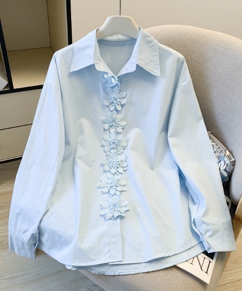 LUCPY(ラクピー)の「フラワーモチーフデザイン シャツブラウス(シャツ/ブラウス・レディース・ホワイト/ライトブルー/ブルー・SMALL/MEDIUM/LARGE/X-LARGE)」の2枚目の写真