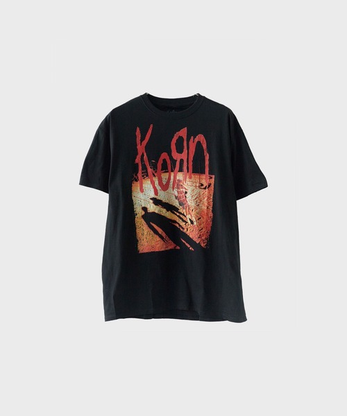 UNSTOA(アンストア)の「KORN/ UNISEX T-SHIRT: SHADOW PLAYGROUND (BLACK) / KORNTS35MB 秋服 冬服(Tシャツ/カットソー・メンズ・ブラック・S/M/L)」の1枚目の写真