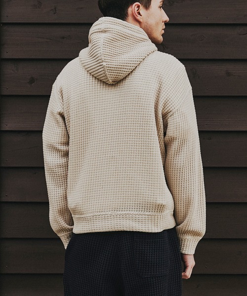 SEAGREEN(シーグリーン)の「SEAGREEN(シーグリーン) ONI WAFFLE RELAX HOODIE オニワッフルリラックスフーディ(パーカー・メンズ・グレイッシュベージュ・2/3/4)」の2枚目の写真
