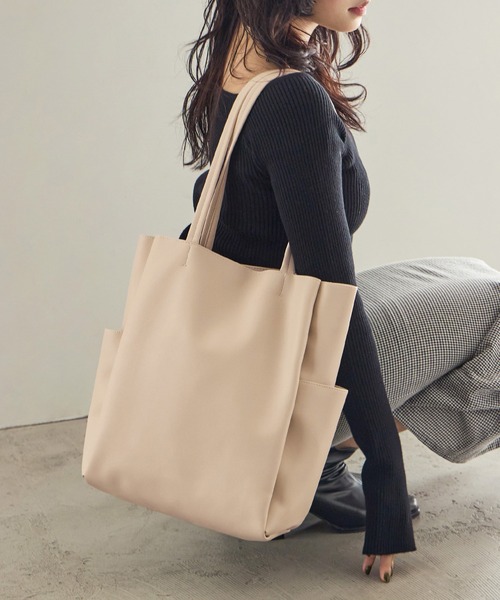 Fashion Letter(ファッションレター)の「フェイクレザー ビッグトートバッグ(トートバッグ・レディース・チャコールグレー/アイボリー/ブロンズ/ベージュ/ブラック・FREE)」の4枚目の写真