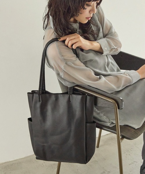 Fashion Letter(ファッションレター)の「フェイクレザー ビッグトートバッグ(トートバッグ・レディース・チャコールグレー/アイボリー/ブロンズ/ベージュ/ブラック・FREE)」の1枚目の写真