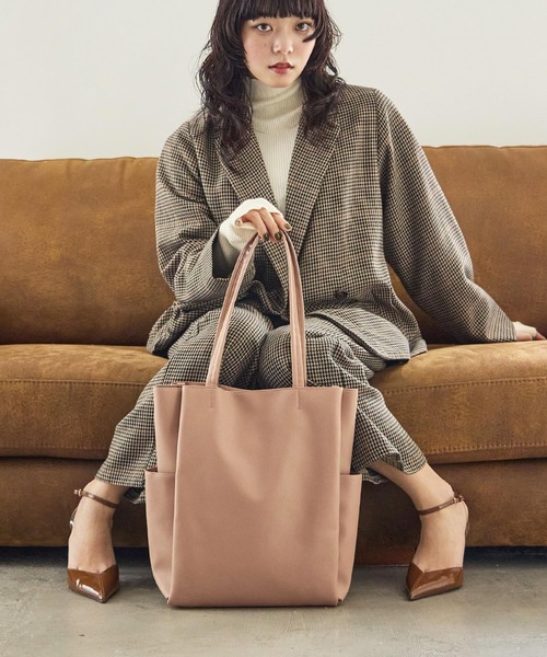 Fashion Letter(ファッションレター)の「フェイクレザー ビッグトートバッグ(トートバッグ・レディース・チャコールグレー/アイボリー/ブロンズ/ベージュ/ブラック・FREE)」の6枚目の写真