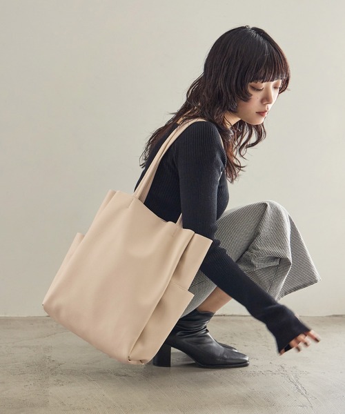 Fashion Letter(ファッションレター)の「フェイクレザー ビッグトートバッグ(トートバッグ・レディース・チャコールグレー/アイボリー/ブロンズ/ベージュ/ブラック・FREE)」の13枚目の写真