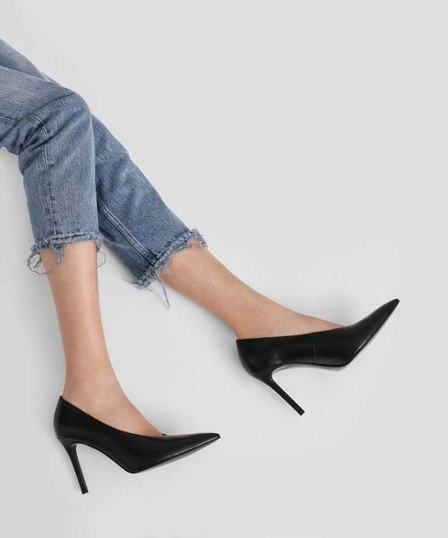 CHARLES & KEITH(チャールズ & キース)の「エンベリッシュポインテッドパンプス / Embellished Pointed Pumps(パンプス・レディース・ブラック/オレンジ/ライトベージュ・22.5cm/23cm/23.5cm/24.5cm/25cm)」の4枚目の写真
