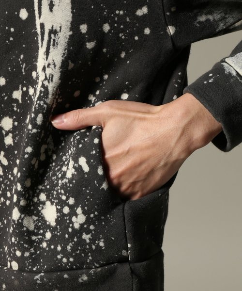 Journal Standard TRISECT(トライセクト)の「BLEACH DYE SWEAT #(スウェット・メンズ・チャコールグレー/グリーン/キャメル・MEDIUM/LARGE)」の4枚目の写真