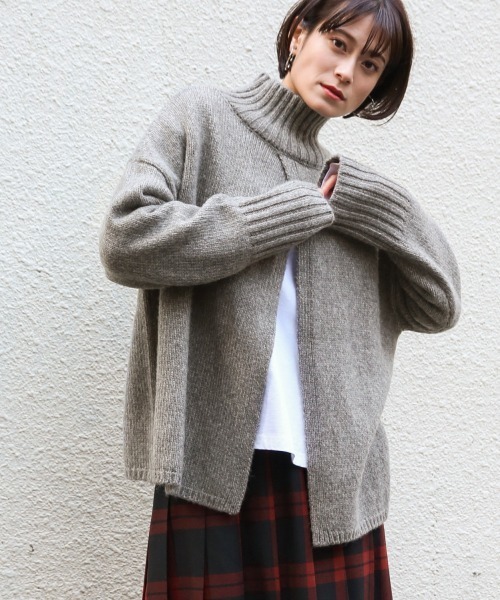 LOWRYS FARM(ローリーズファーム)の「カサネスリットプルオーバー 863205(ニット/セーター・レディース・アイボリー/グレー/ブラウン/ブルー・FREE)」の2枚目の写真