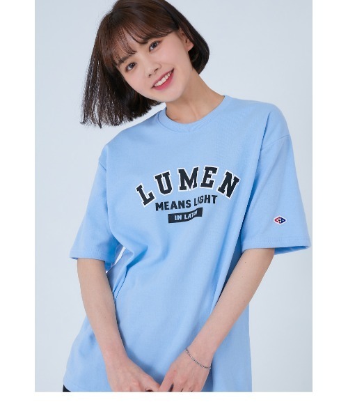 ACOVER(オコボ)の「『ACOVER』FRONT LUMEN LOGO T-SHIRTS/フロントカレッジデザインロゴクルーネック半袖TEEシャツ/カットソー(Tシャツ/カットソー・レディース・ホワイト/ブルー/ライトグリーン・MEDIUM/LARGE)」の2枚目の写真