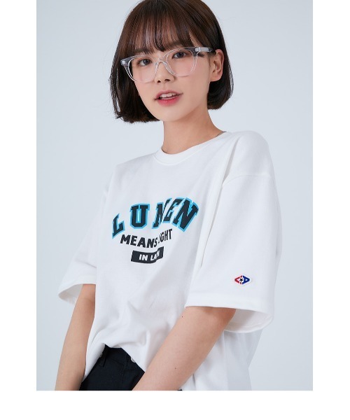 ACOVER(オコボ)の「『ACOVER』FRONT LUMEN LOGO T-SHIRTS/フロントカレッジデザインロゴクルーネック半袖TEEシャツ/カットソー(Tシャツ/カットソー・レディース・ホワイト/ブルー/ライトグリーン・MEDIUM/LARGE)」の5枚目の写真