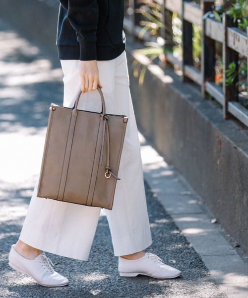 cache cache(カシュ カシュ)の「カシュカシュ cachecache / 縦型スマートトートバッグ(トートバッグ・レディース・パイソン/ブラウン系その他/パープル/ブラック/ライトグレー/ベージュ系その他/サックスブルー/ホワイト系その他・FREE)」の1枚目の写真