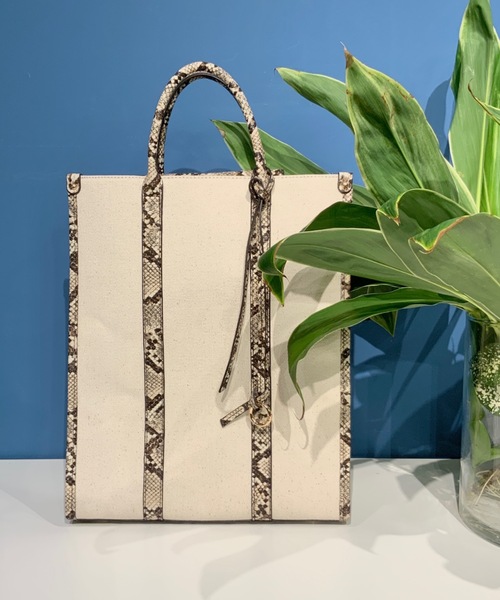 cache cache(カシュ カシュ)の「カシュカシュ cachecache / 縦型スマートトートバッグ(トートバッグ・レディース・パイソン/ブラウン系その他/パープル/ブラック/ライトグレー/ベージュ系その他/サックスブルー/ホワイト系その他・FREE)」の8枚目の写真