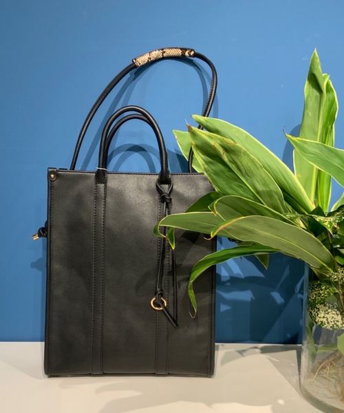 cache cache(カシュ カシュ)の「カシュカシュ cachecache / 縦型スマートトートバッグ(トートバッグ・レディース・パイソン/ブラウン系その他/パープル/ブラック/ライトグレー/ベージュ系その他/サックスブルー/ホワイト系その他・FREE)」の3枚目の写真