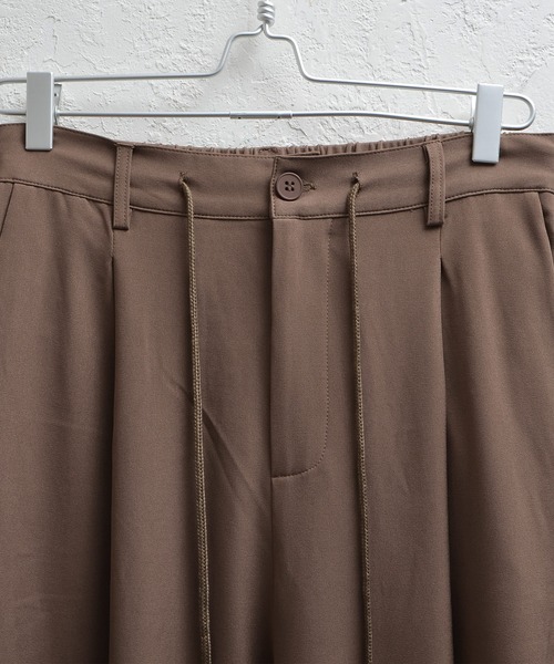 MinoriTY（マイノリティ）の「【MinoriTY×ファッションインフルエンサー ゆーきコラボ】コクーンシルエットワイドパンツ（スラックス・メンズ・ブラウン/オフホワイト・M/L）」の4枚目の写真