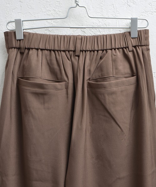 MinoriTY（マイノリティ）の「【MinoriTY×ファッションインフルエンサー ゆーきコラボ】コクーンシルエットワイドパンツ（スラックス・メンズ・ブラウン/オフホワイト・M/L）」の6枚目の写真