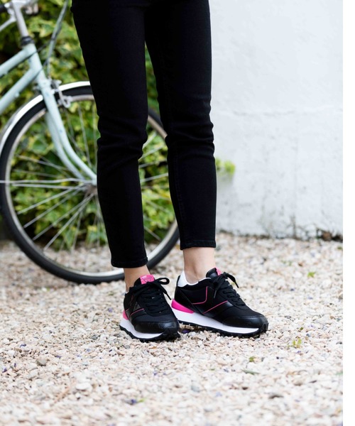 Guess（ゲス）の「【GUESS】ゲスヨーロッパモデル gwSAMSIN-B スニーカー/靴（スニーカー・レディース・ブラック/ピンク・US6/US7/US8/US5）」の2枚目の写真