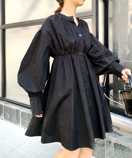 WHO'S WHO gallery（フーズフーギャラリー）の「ボリュームミニワンピ（シャツワンピース・レディース・ブラック/オフホワイト・FREE）」の2枚目の写真