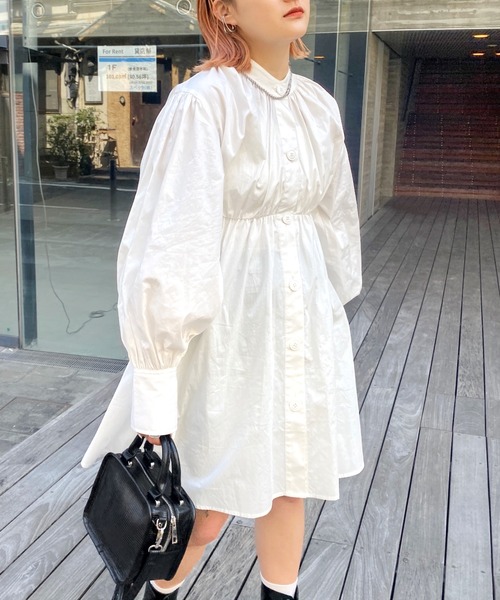 WHO'S WHO gallery（フーズフーギャラリー）の「ボリュームミニワンピ（シャツワンピース・レディース・ブラック/オフホワイト・FREE）」の3枚目の写真