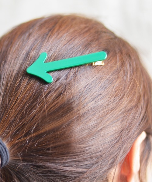 Fun & Daily（ファンアンドデイリー）の「F&D : 矢印カラーヘアクリップ（バレッタ/ヘアクリップ・レディース・グレー/グリーン/イエロー/ピンク/オレンジ・FREE）」の3枚目の写真
