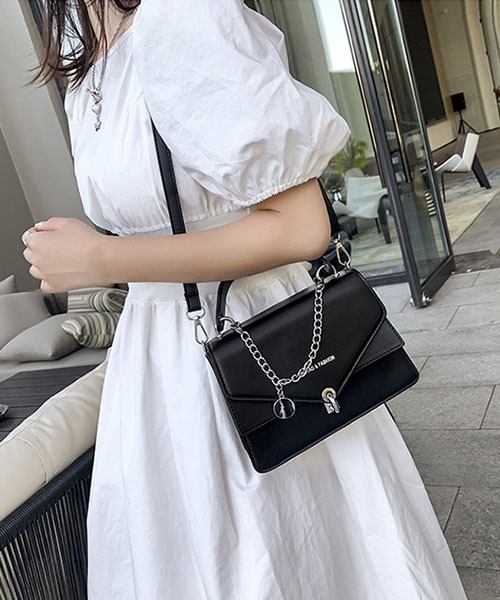 Passion(パッション)の「2WAYショルダーバッグ(ショルダーバッグ・レディース・グリーン/ブラック/ホワイト/イエロー/ピンク/レッド/モカ/グリーン系その他/ピンク系その他/ブルー/ブラック系その他/ホワイト系その他/ブラウン/ベージュ/ダークブラウン・FREE)」の1枚目の写真