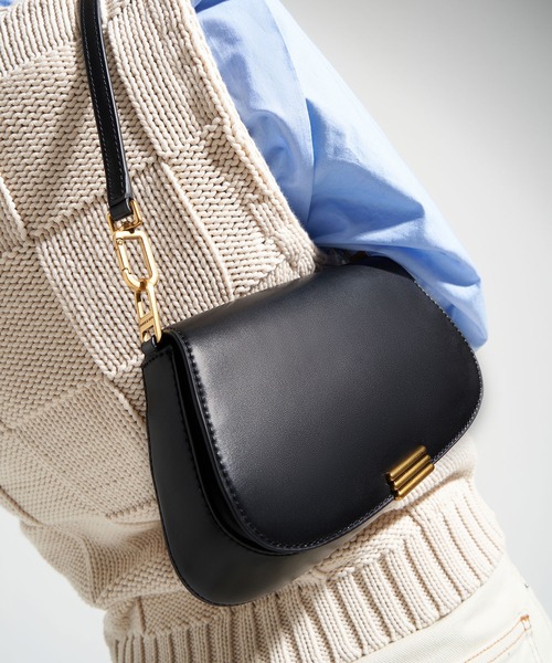 CHARLES & KEITH(チャールズ & キース)の「メタリックアクセント スモールショルダーバッグ / Metallic Accent Small Shoulder Bag(ショルダーバッグ・レディース・ブラック/オリーブ/ブルー系その他4・S)」の6枚目の写真