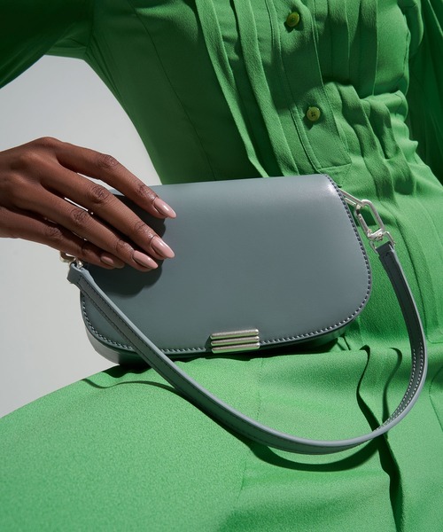 CHARLES & KEITH(チャールズ & キース)の「メタリックアクセント スモールショルダーバッグ / Metallic Accent Small Shoulder Bag(ショルダーバッグ・レディース・ブラック/オリーブ/ブルー系その他4・S)」の17枚目の写真