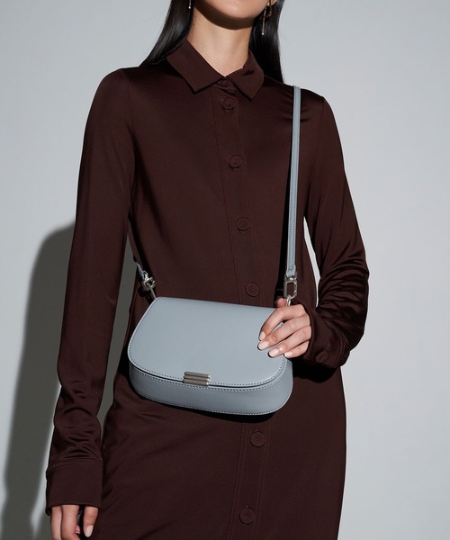 CHARLES & KEITH(チャールズ & キース)の「メタリックアクセント スモールショルダーバッグ / Metallic Accent Small Shoulder Bag(ショルダーバッグ・レディース・ブラック/オリーブ/ブルー系その他4・S)」の21枚目の写真