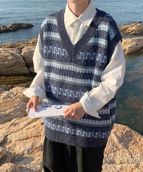 MGV（エムジーヴィー）の「Vネックデザイン柄ニットベスト（ベスト・メンズ・グレー/ブルー・X-LARGE/MEDIUM/LARGE）」の3枚目の写真