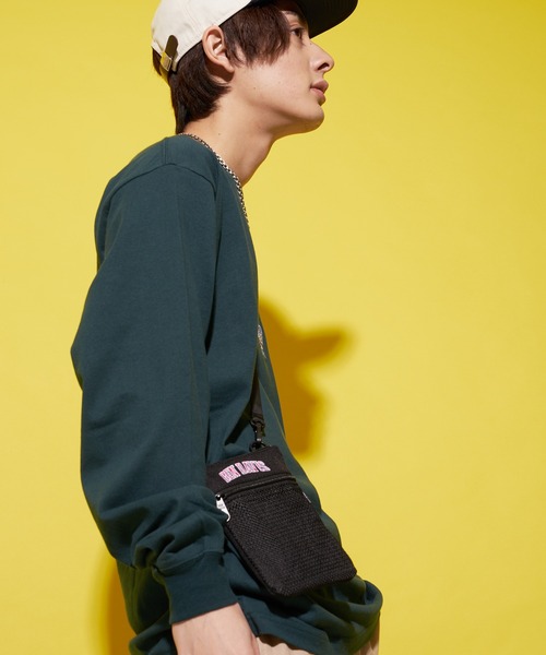 BEN DAVIS(ベンデイビス)の「【BEN DAVIS/ベンデイビス】フロントメッシュポケット付き ミニネックポーチ ショルダーバッグ ロゴ刺繍(ショルダーバッグ・メンズ・グリーン/レッド・FREE)」の1枚目の写真