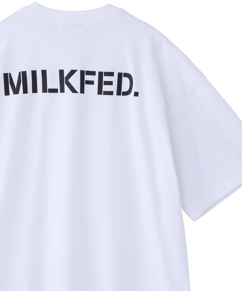 MILKFED.（ミルクフェド）の「BASIC STENCIL WIDE S/S TEE/ブランドロゴ　プリントTシャツ/半袖（Tシャツ/カットソー・レディース・ホワイト/チャコール/ライトピンク/ライトパープル/オフホワイト/ネイビー/ブラック/ライトブルー・S/M/L/XL）」の2枚目の写真