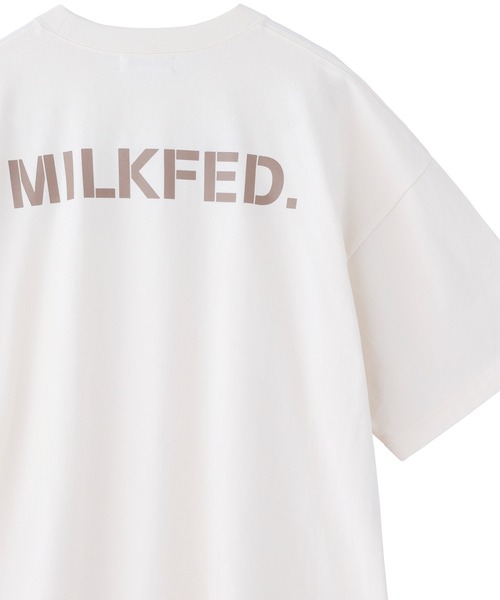 MILKFED.（ミルクフェド）の「BASIC STENCIL WIDE S/S TEE/ブランドロゴ　プリントTシャツ/半袖（Tシャツ/カットソー・レディース・ホワイト/チャコール/ライトピンク/ライトパープル/オフホワイト/ネイビー/ブラック/ライトブルー・S/M/L/XL）」の3枚目の写真