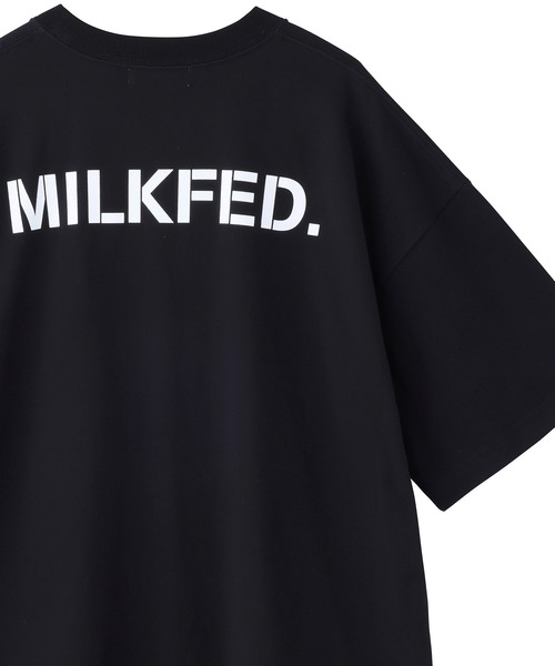 MILKFED.（ミルクフェド）の「BASIC STENCIL WIDE S/S TEE/ブランドロゴ　プリントTシャツ/半袖（Tシャツ/カットソー・レディース・ホワイト/チャコール/ライトピンク/ライトパープル/オフホワイト/ネイビー/ブラック/ライトブルー・S/M/L/XL）」の4枚目の写真