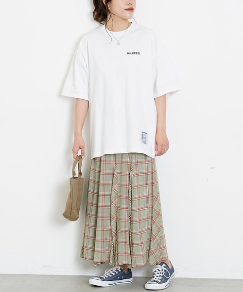 MILKFED.（ミルクフェド）の「BASIC STENCIL WIDE S/S TEE/ブランドロゴ　プリントTシャツ/半袖（Tシャツ/カットソー・レディース・ホワイト/チャコール/ライトピンク/ライトパープル/オフホワイト/ネイビー/ブラック/ライトブルー・S/M/L/XL）」の16枚目の写真