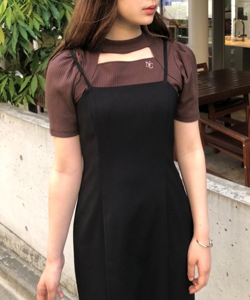 one after another NICE CLAUP(ワンアフターアナザーナイスクラップ)の「胸あきイニシャルテレコトップス(Tシャツ/カットソー・レディース・オフホワイト/ブラック/ブラック系その他/ブラウン・FREE)」の1枚目の写真