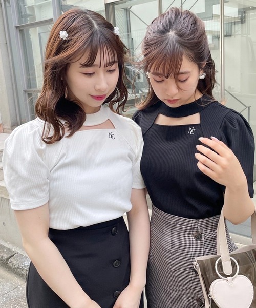 one after another NICE CLAUP(ワンアフターアナザーナイスクラップ)の「胸あきイニシャルテレコトップス(Tシャツ/カットソー・レディース・オフホワイト/ブラック/ブラック系その他/ブラウン・FREE)」の22枚目の写真