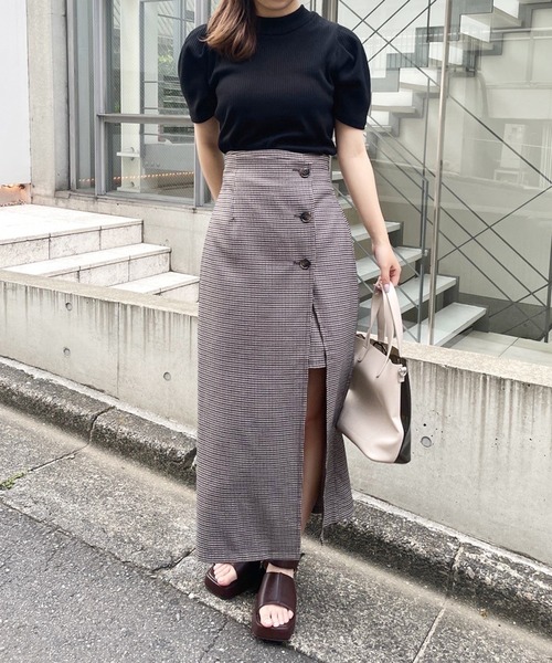 one after another NICE CLAUP(ワンアフターアナザーナイスクラップ)の「胸あきイニシャルテレコトップス(Tシャツ/カットソー・レディース・オフホワイト/ブラック/ブラック系その他/ブラウン・FREE)」の15枚目の写真