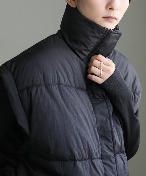 select MOCA（セレクトモカ）の「オーバーサイズスタンドカラーキルティングベスト（ダウンベスト・レディース・アイボリー/ブラック・FREE）」の11枚目の写真