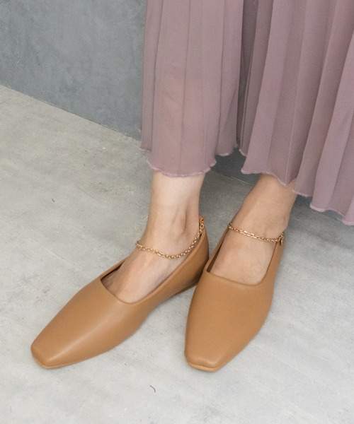 Fabby fabby(ファビィーファビィー)の「アンクル金具付きスクエアフラットシューズ(ドレスシューズ・レディース・ブラウン/ブラック/ベージュ/オフホワイト・LARGE/MEDIUM/SMALL)」の1枚目の写真