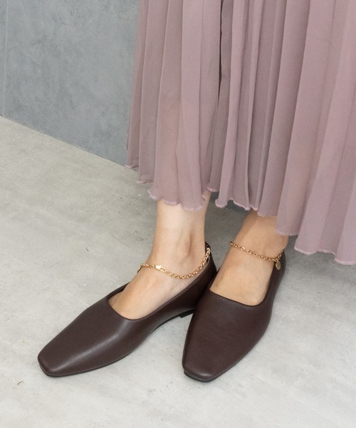 Fabby fabby(ファビィーファビィー)の「アンクル金具付きスクエアフラットシューズ(ドレスシューズ・レディース・ブラウン/ブラック/ベージュ/オフホワイト・LARGE/MEDIUM/SMALL)」の4枚目の写真