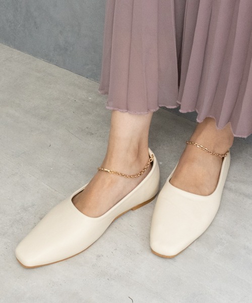 Fabby fabby(ファビィーファビィー)の「アンクル金具付きスクエアフラットシューズ(ドレスシューズ・レディース・ブラウン/ブラック/ベージュ/オフホワイト・LARGE/MEDIUM/SMALL)」の2枚目の写真