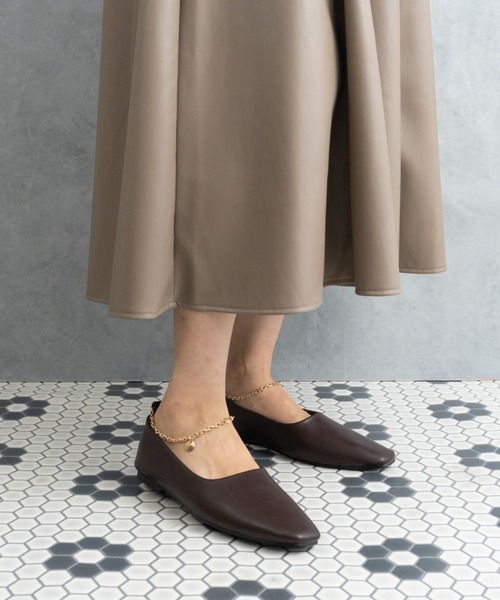 Fabby fabby(ファビィーファビィー)の「アンクル金具付きスクエアフラットシューズ(ドレスシューズ・レディース・ブラウン/ブラック/ベージュ/オフホワイト・LARGE/MEDIUM/SMALL)」の17枚目の写真