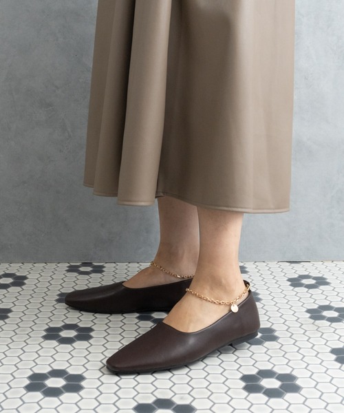 Fabby fabby(ファビィーファビィー)の「アンクル金具付きスクエアフラットシューズ(ドレスシューズ・レディース・ブラウン/ブラック/ベージュ/オフホワイト・LARGE/MEDIUM/SMALL)」の19枚目の写真