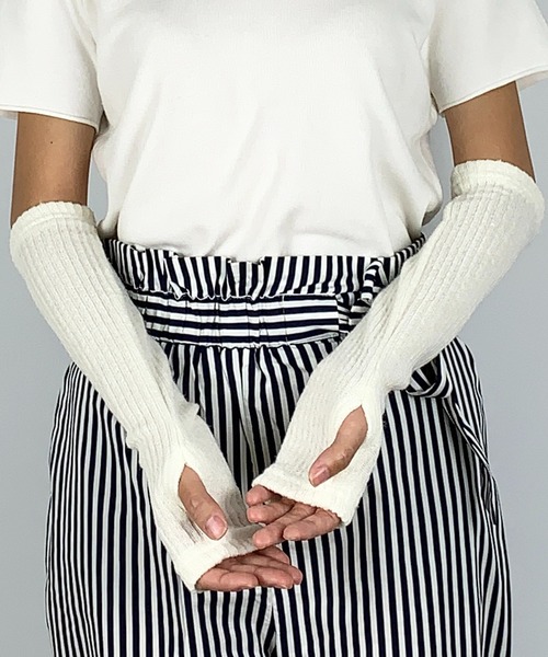 me+em select(ミームセレクト)の「肘丈リブアームウォーマー(アームカバー・レディース・アイボリー/ブラック/グレー/チャコールグレー・FREE)」の2枚目の写真