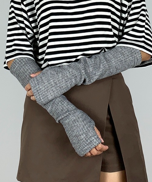 me+em select(ミームセレクト)の「肘丈リブアームウォーマー(アームカバー・レディース・アイボリー/ブラック/グレー/チャコールグレー・FREE)」の5枚目の写真