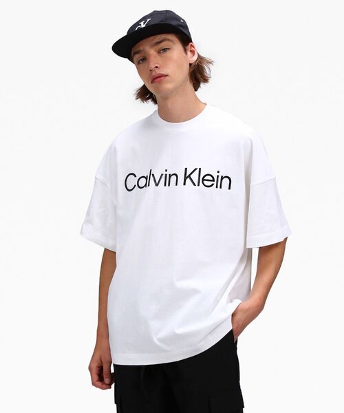Calvin Klein(カルバン・クライン)の「ロゴプリント Tシャツ(Tシャツ/カットソー・メンズ・ブラック/ホワイト・L/M/S)」の2枚目の写真