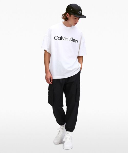 Calvin Klein(カルバン・クライン)の「ロゴプリント Tシャツ(Tシャツ/カットソー・メンズ・ブラック/ホワイト・L/M/S)」の7枚目の写真