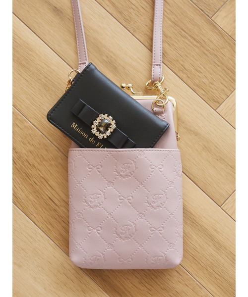 Maison de FLEUR（メゾンドフルール）の「モノグラムがまぐちポシェット（スマホグッズ・レディース・ピンク/ブラック・FREE）」の5枚目の写真