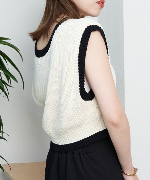 Chico（チコ）の「短丈バイカラーニットベスト（ベスト・レディース・アイボリー/ブラック/ブラック系その他/ホワイト系その他・FREE）」の3枚目の写真